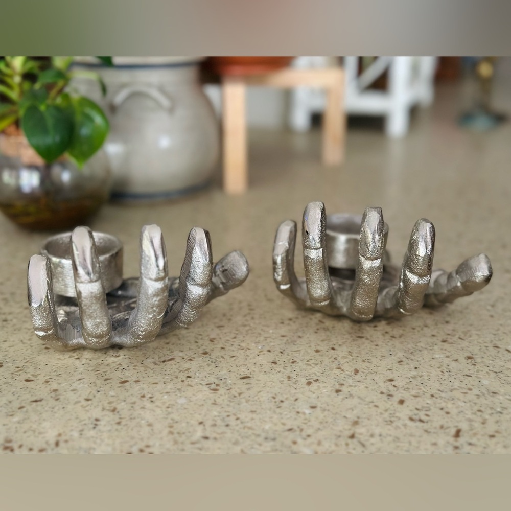 Skeleton hands candle holders - Picture 8 of 10
